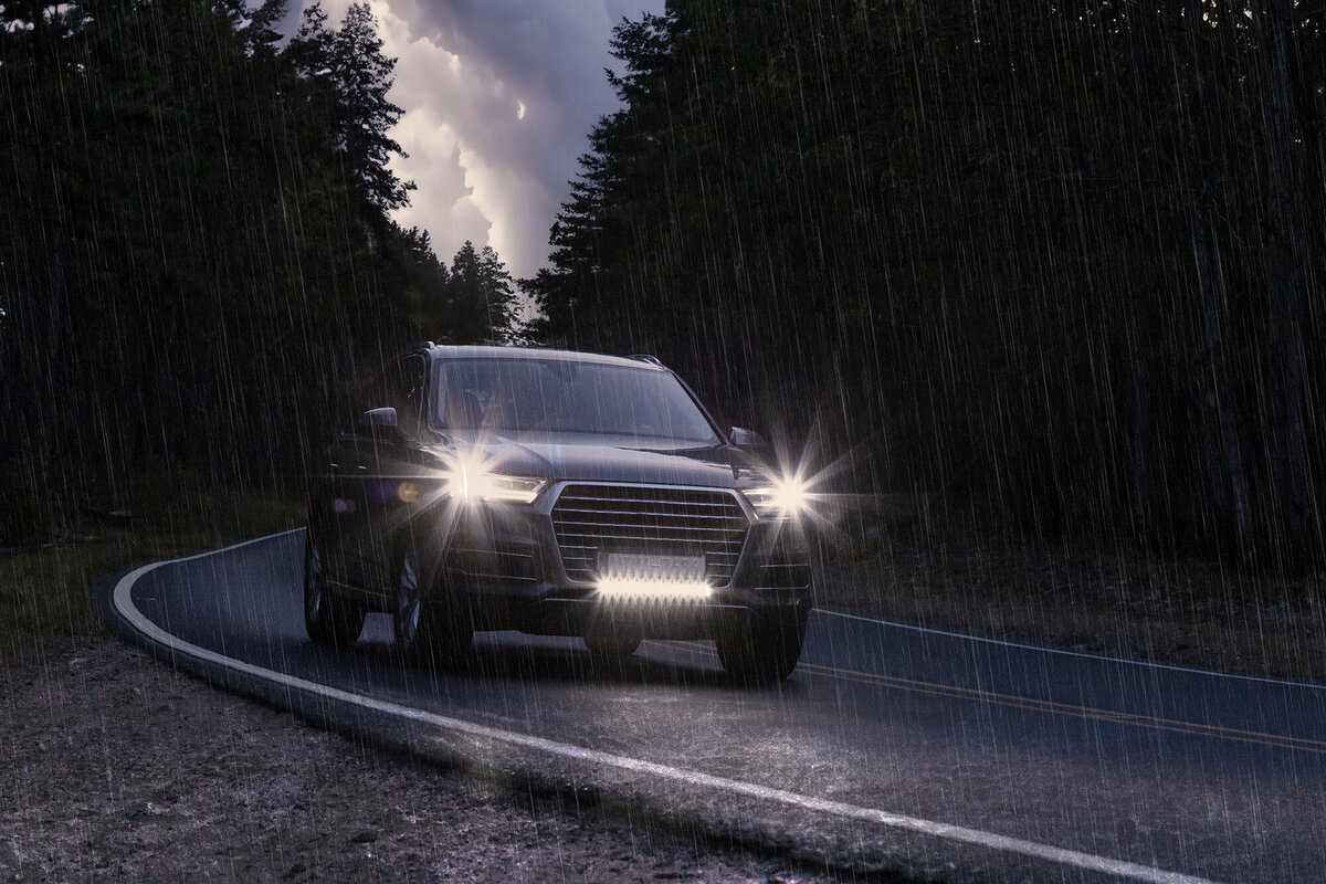 Audi Q7 on road left to right 1 RAIN copy