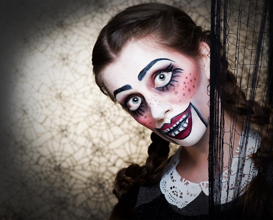 Halloween week is here! May the fun-sized Mars bars and mini bags of Skittles be with you. _(Or with me, really... You can just give those to me, you don't want 'em)___Face and hair spookiness by @christinechobeauty