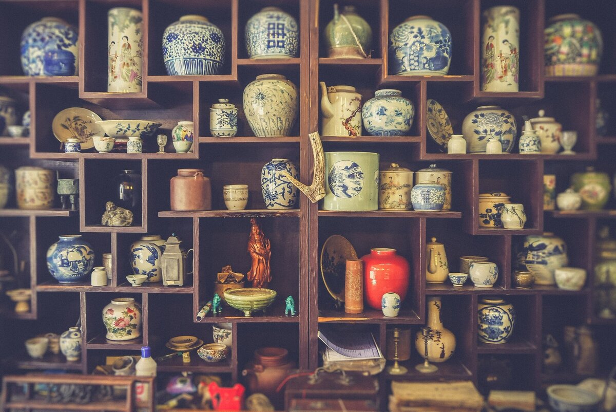 Collector of vintage home decor, ginger jars, porcelain and furniture in Northern CT
