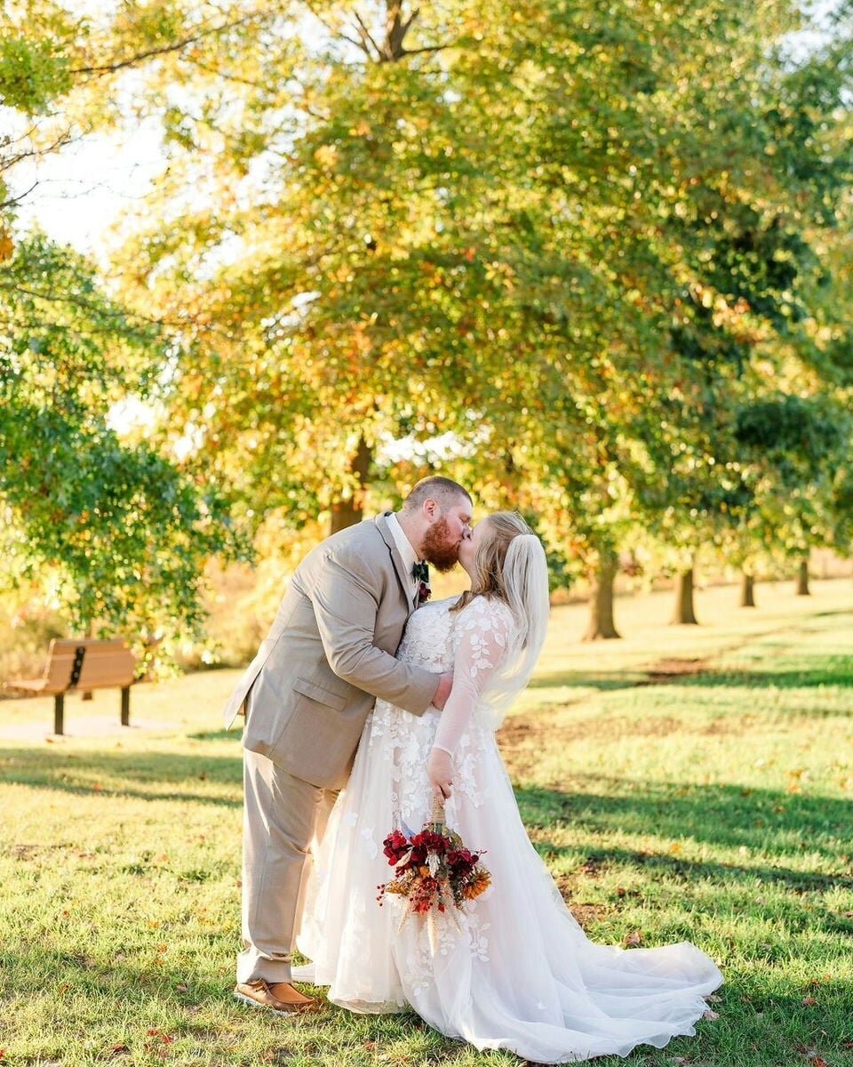 fall-wedding-kiss