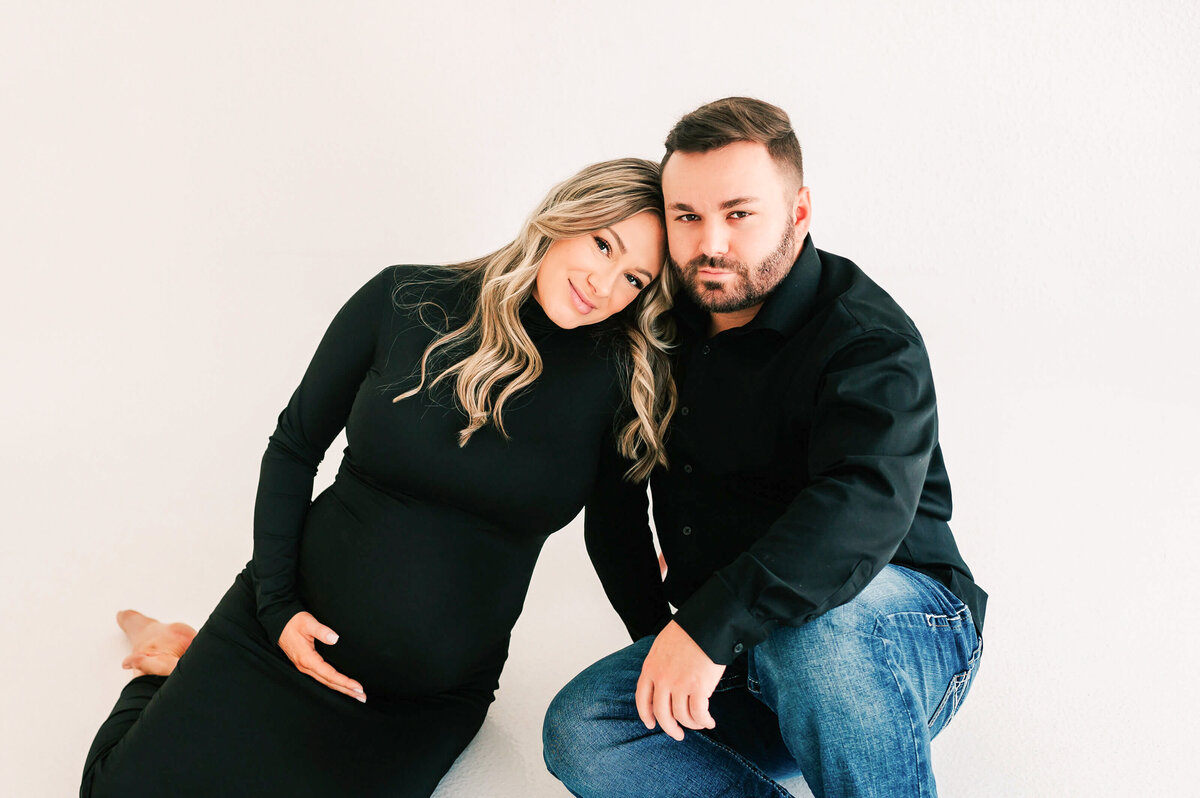 Springfield Mo maternity photographer Jessica Kennedy of The XO Photography captures couple cuddling on ground