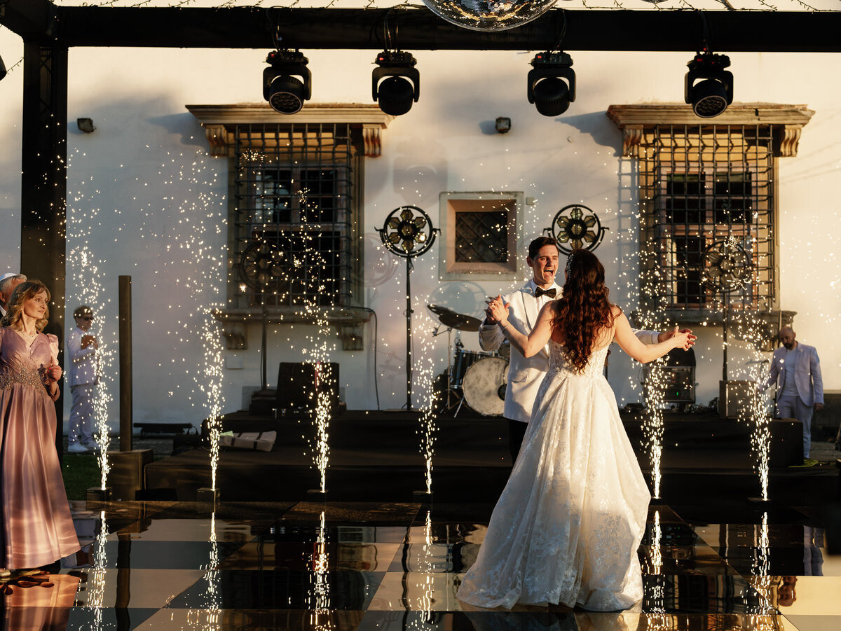 147-Bride-and-Groom-Dance