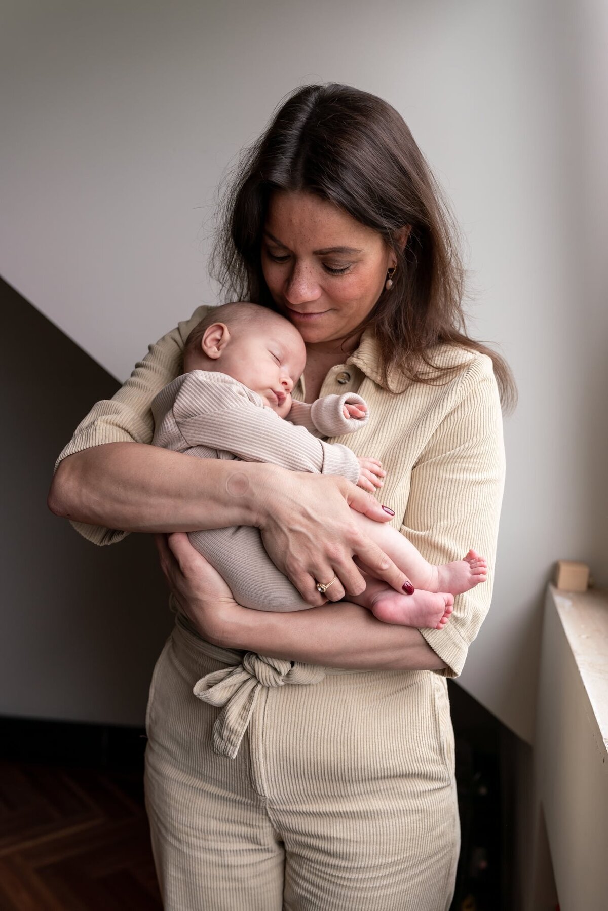 Newbornshoot Groningen Drenthe en Friesland - Moeder en pasgeboren baby.