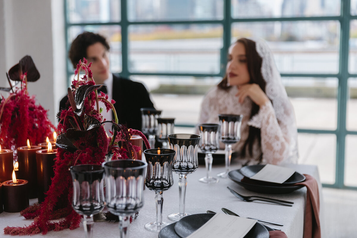 meredith-michel-editorial-wedding-candlelit-table-with-black-glassware