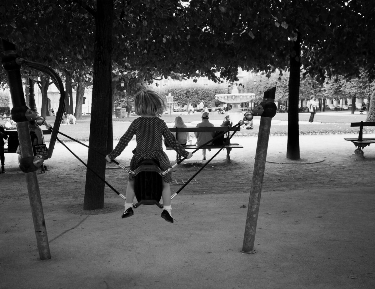 LES ENFANTS ©Marie CharbonnierBalançoire place des Vosges-EditNB