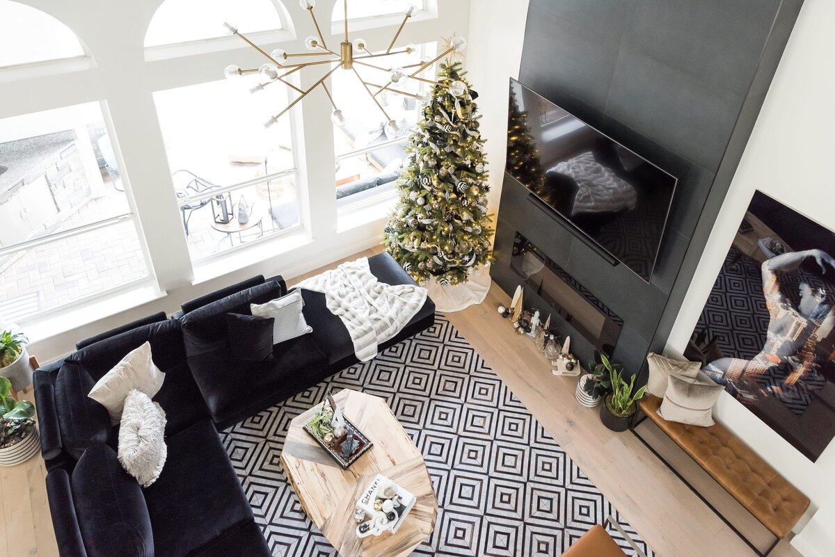 dewine design orlando interior designer modern lakehouse living room with accent rug and gold light fixture