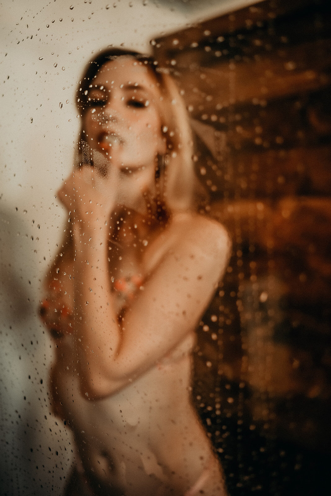 We all want that sensual sexy shower shot. This boudoir studio is the perfect spot to really embrace your beauty and feel sexy and embowered during your boudoir session