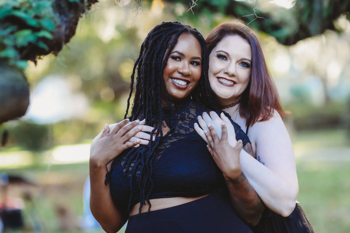 savannah-glamour-best-friends-forsyth-park-closeup-01
