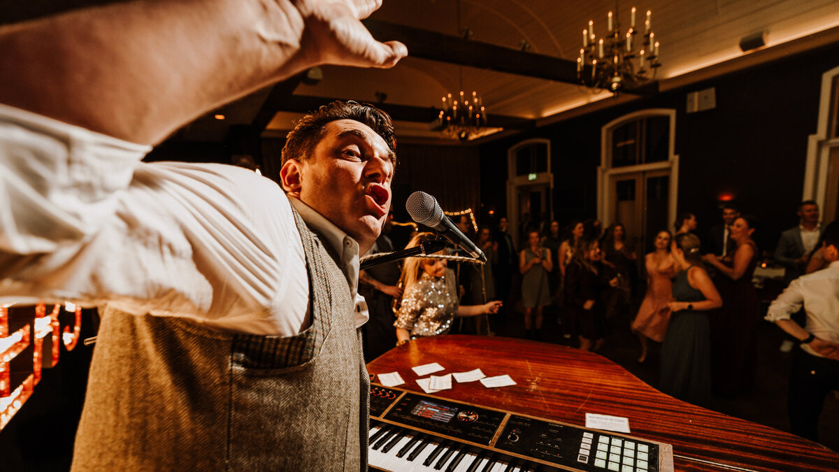Crazy Piano Player
