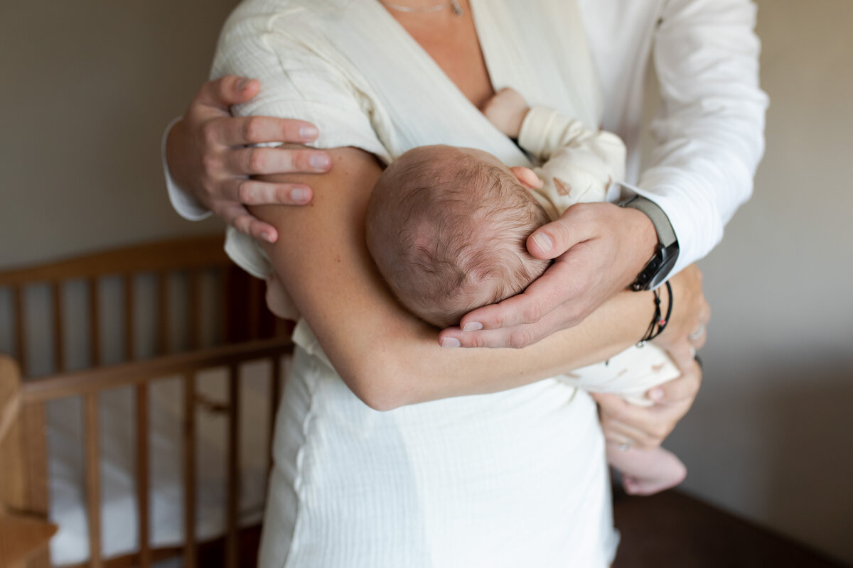 baby in armen fotografie delft