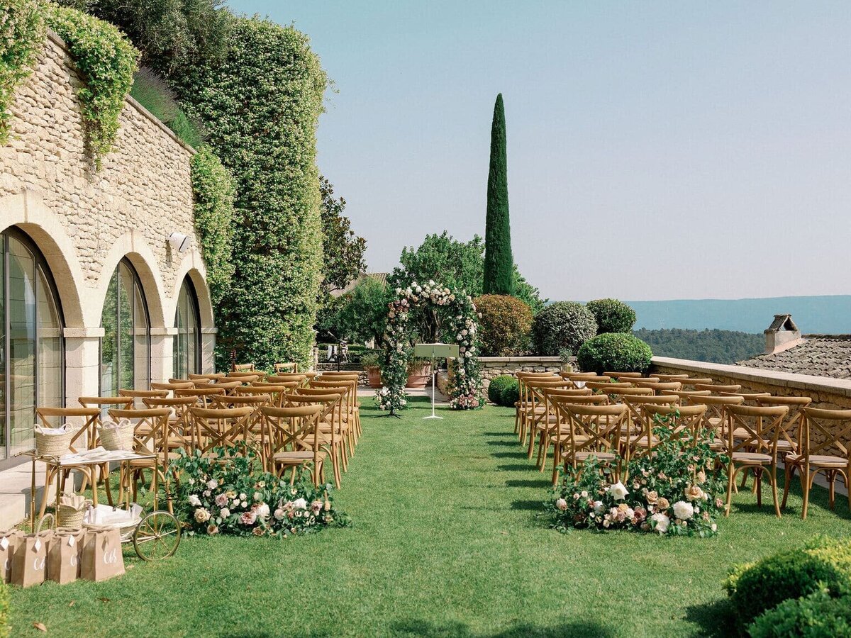 outdoor-wedding-ceremony-in-provence