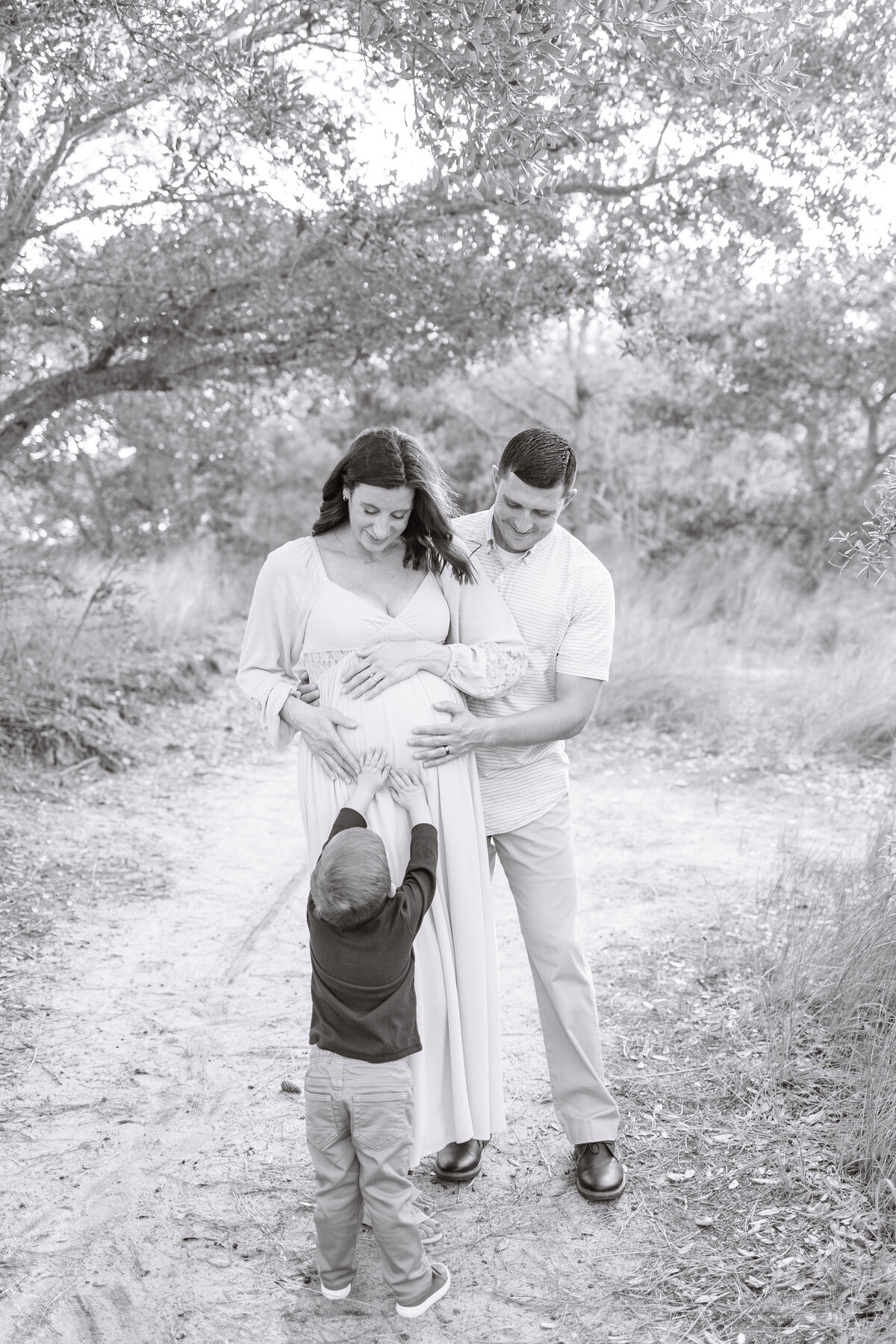 timeless-black-and-white-maternity-photo-family-of-3