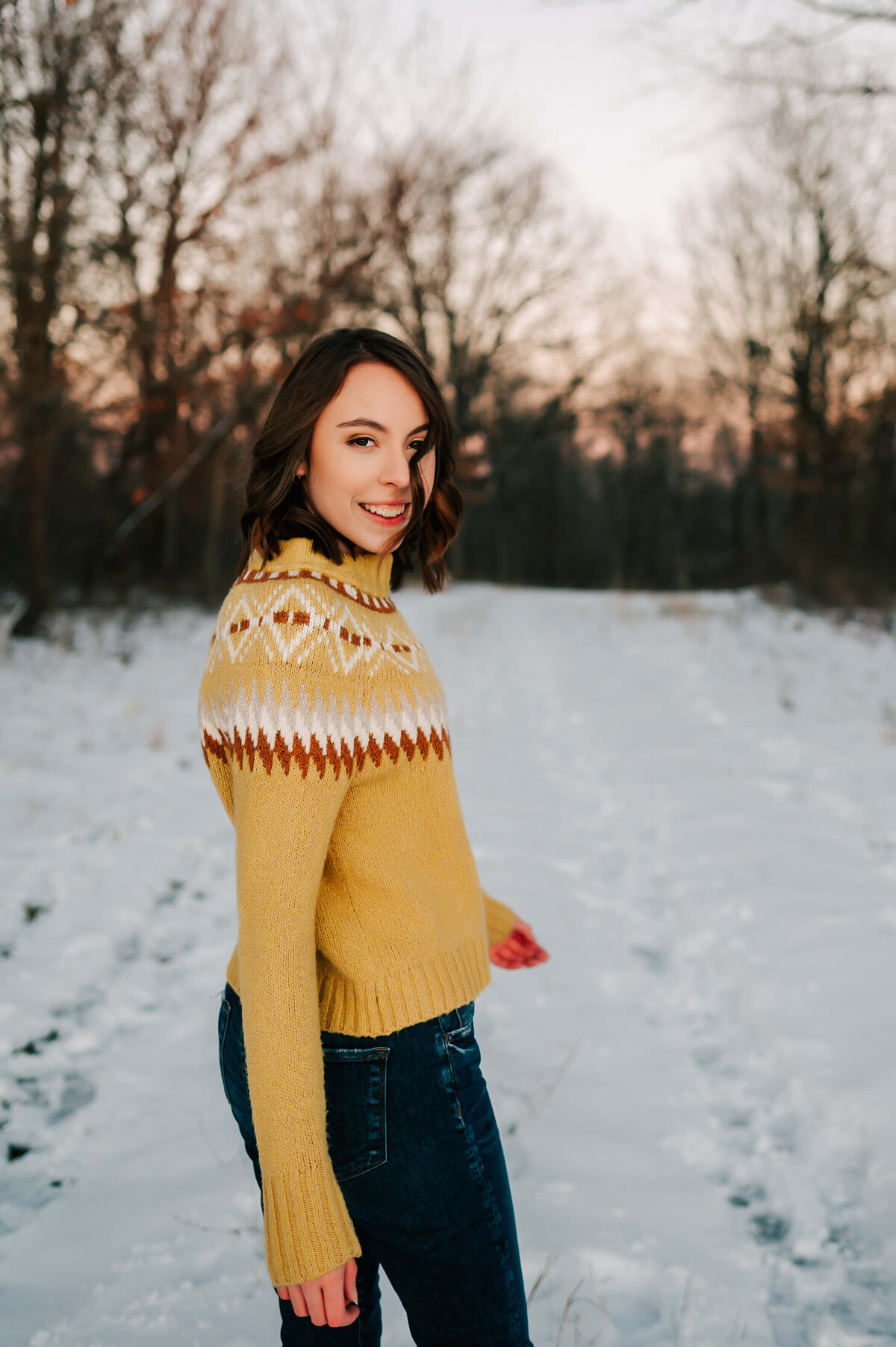Branson Mo senior photographer Jessica Kennedy of The XO Photography captures teen girl looking back smiling outdoors