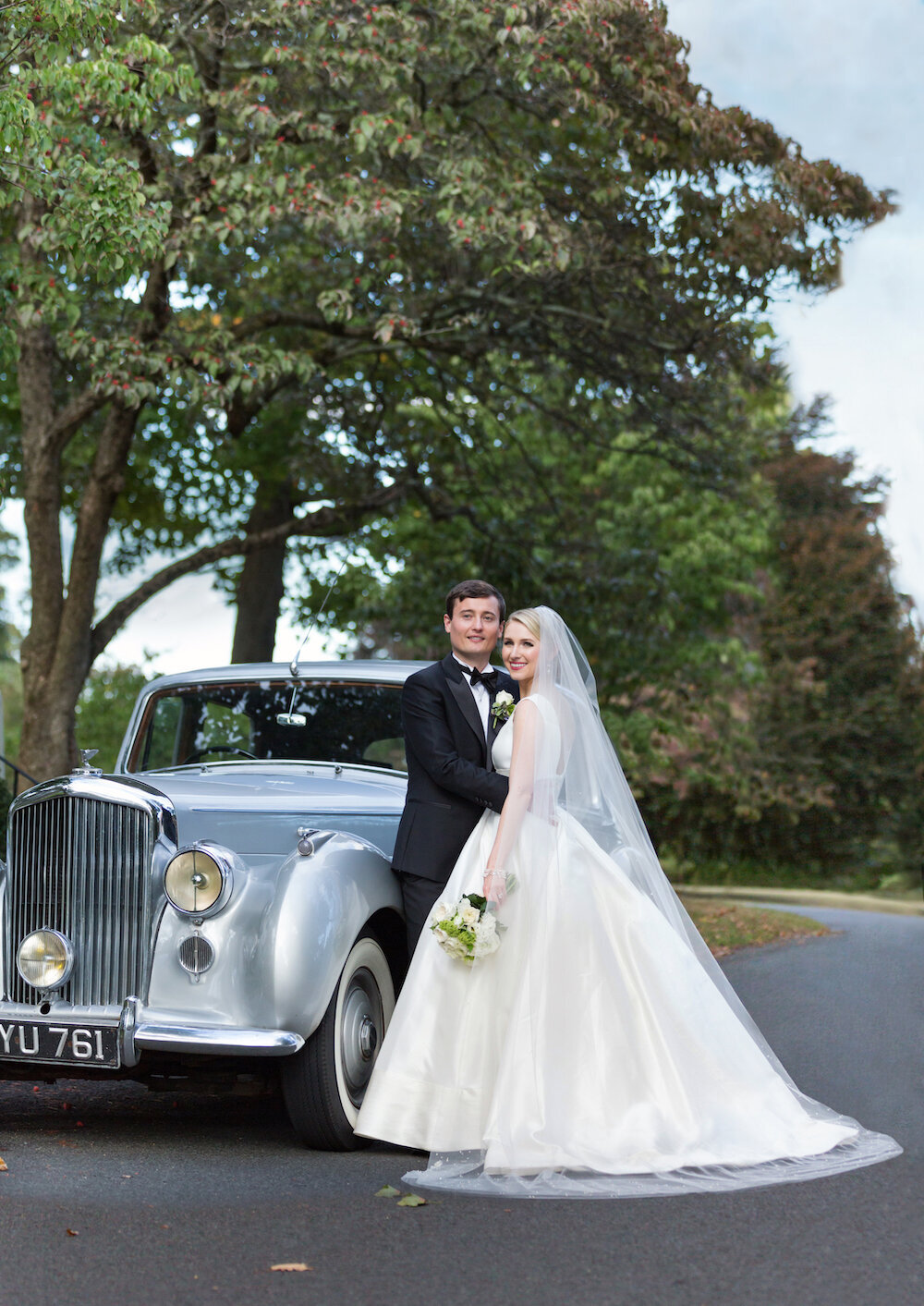 groom-bride-portrait-classic-car-anne-barge