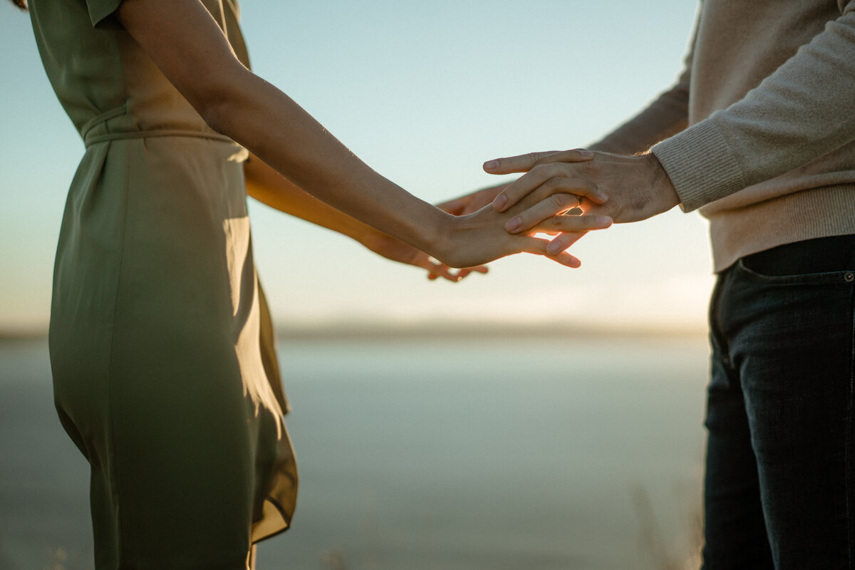 Jo-Dan-Discovery-Park-in-Seattle-Couple-Session-Amy-Law-Photography-7