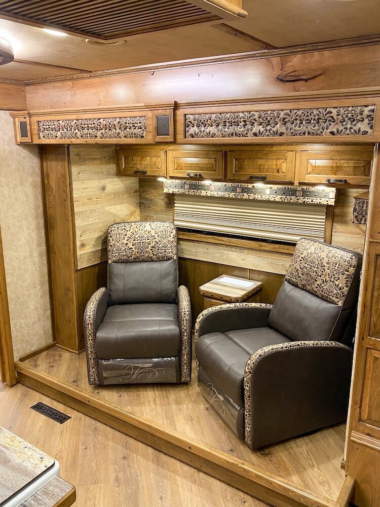 luxury-living-quarter-horse-trailers-trail-boss-conversions-living-areas-5
