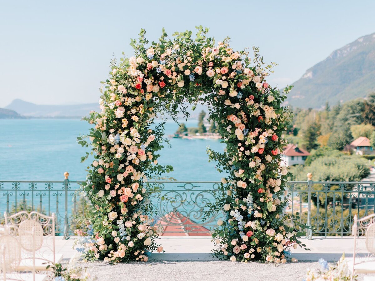 flowered-arch-in-front-of-lake-annecy2