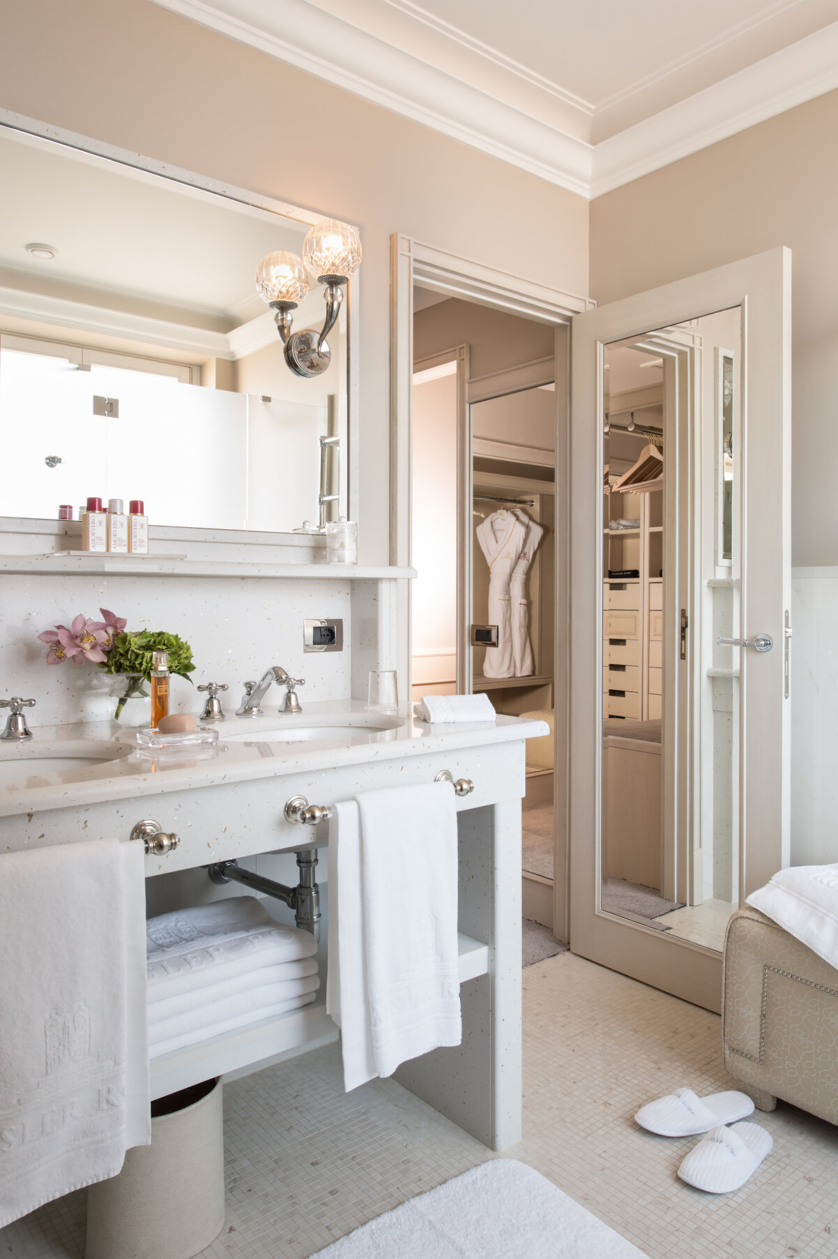 Waterstone - Hassler Collection - Hotel Hassler -Rome - Luxury Boutique Hotel - Deluxe Double Room New bathroom ( 2 ) - Hassler Roma - 300 dpi - credit Francesca Pagliai