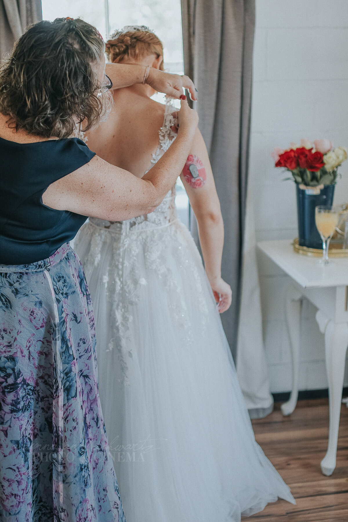 getting ready _ alaynna ann schwartz _ harpors vinyard _ iowa photographer _ playlife photography_0304