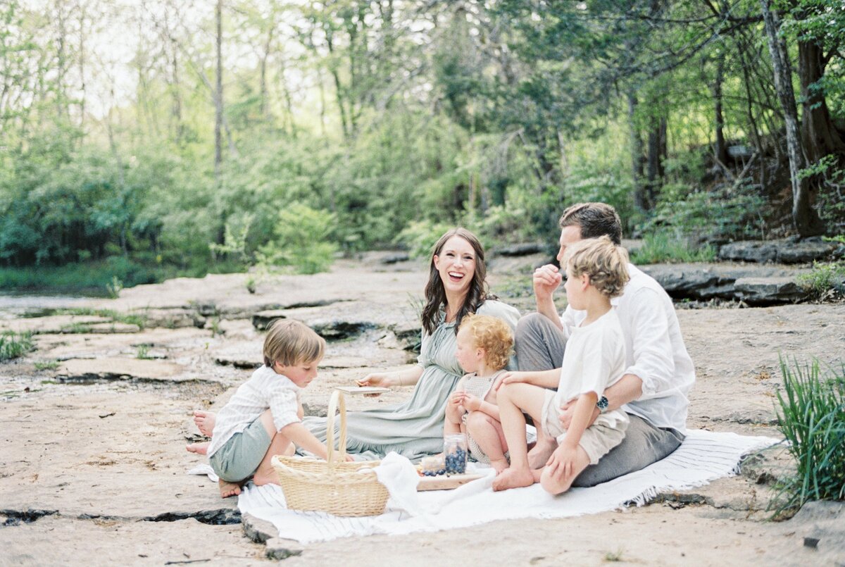 Nashville-film-photos-by-nashville-family-photographer-dolly-delong-a-spring-maternity-session