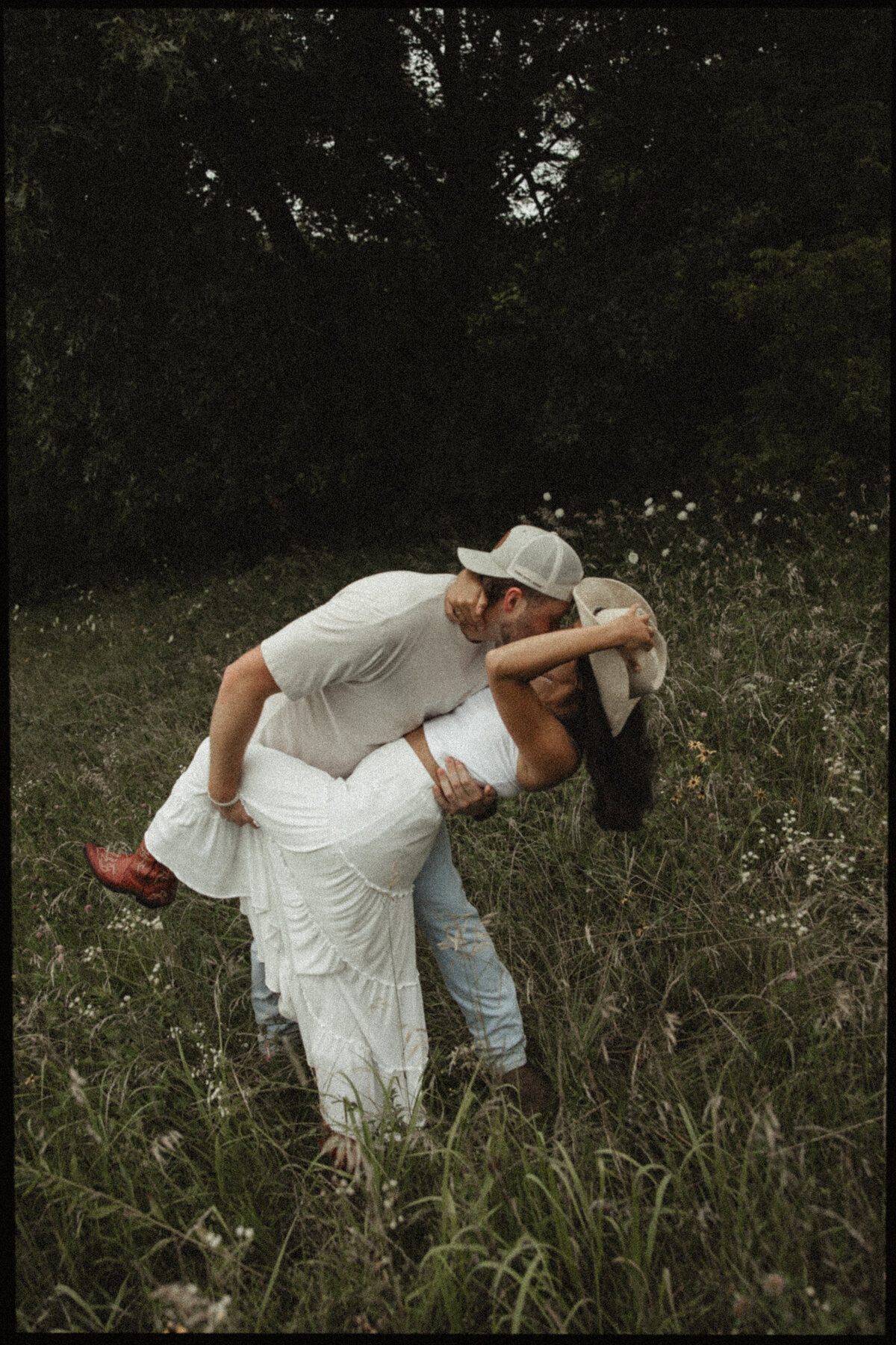 Wildflowercouplessessionwithtruck_emilyarwinephoto-32