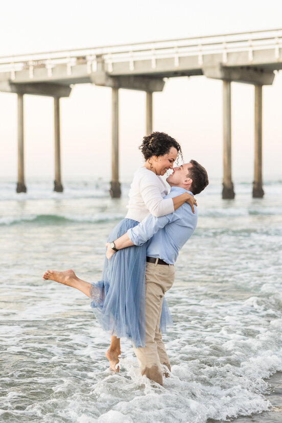 man-picking-up-woman-Scripps-Pier-San-Diego
