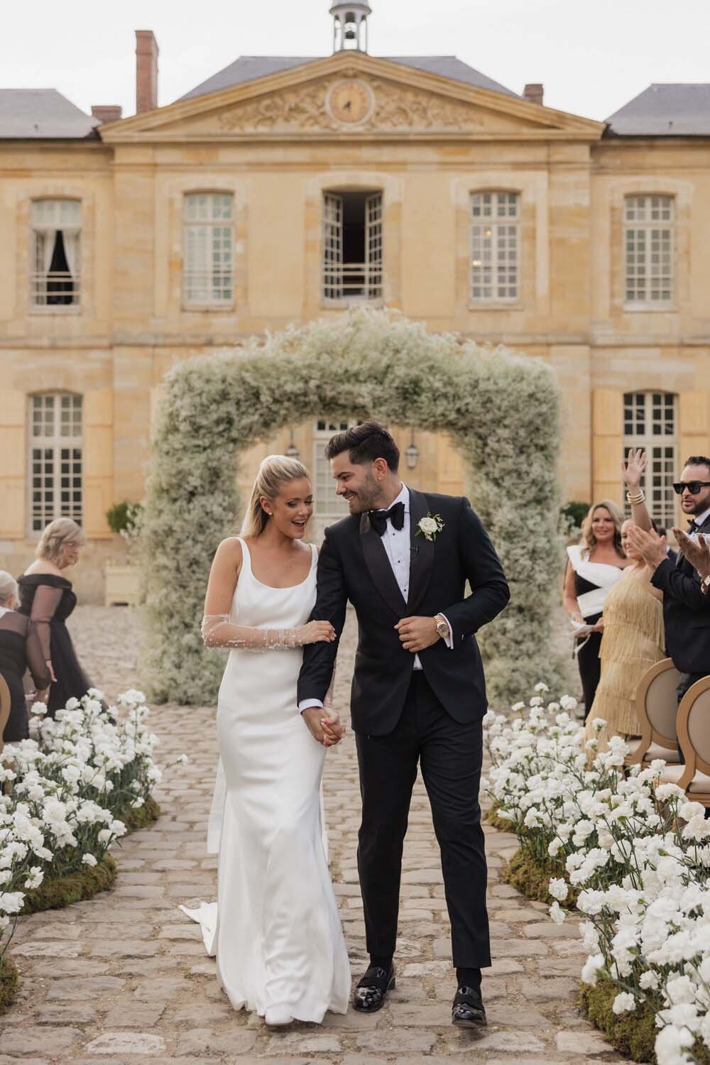 white luxury romance at chateau de Villette for Hannah & dylan Barbour wedding in Paris - Floarl designer Veronique lORRE34