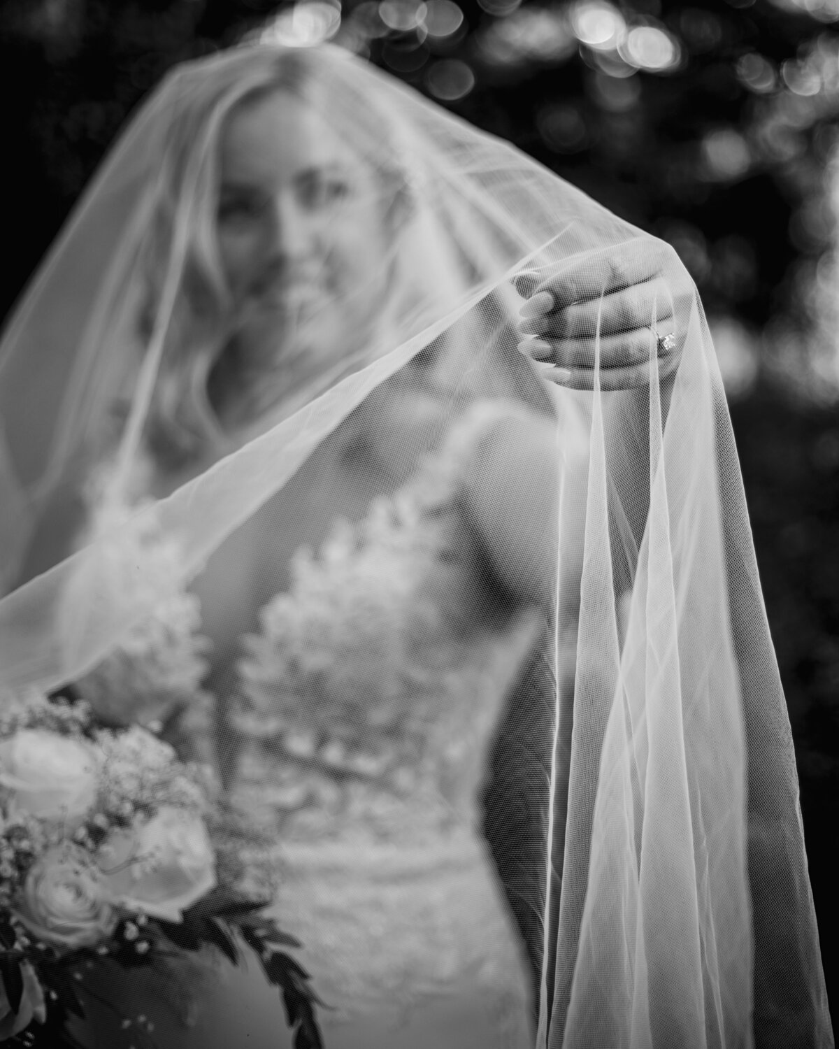 bridal-portait-veil-ring-closeup