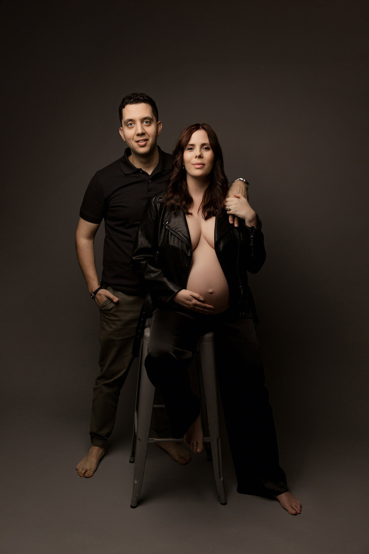 mom and dad posing for phoenix maternity session