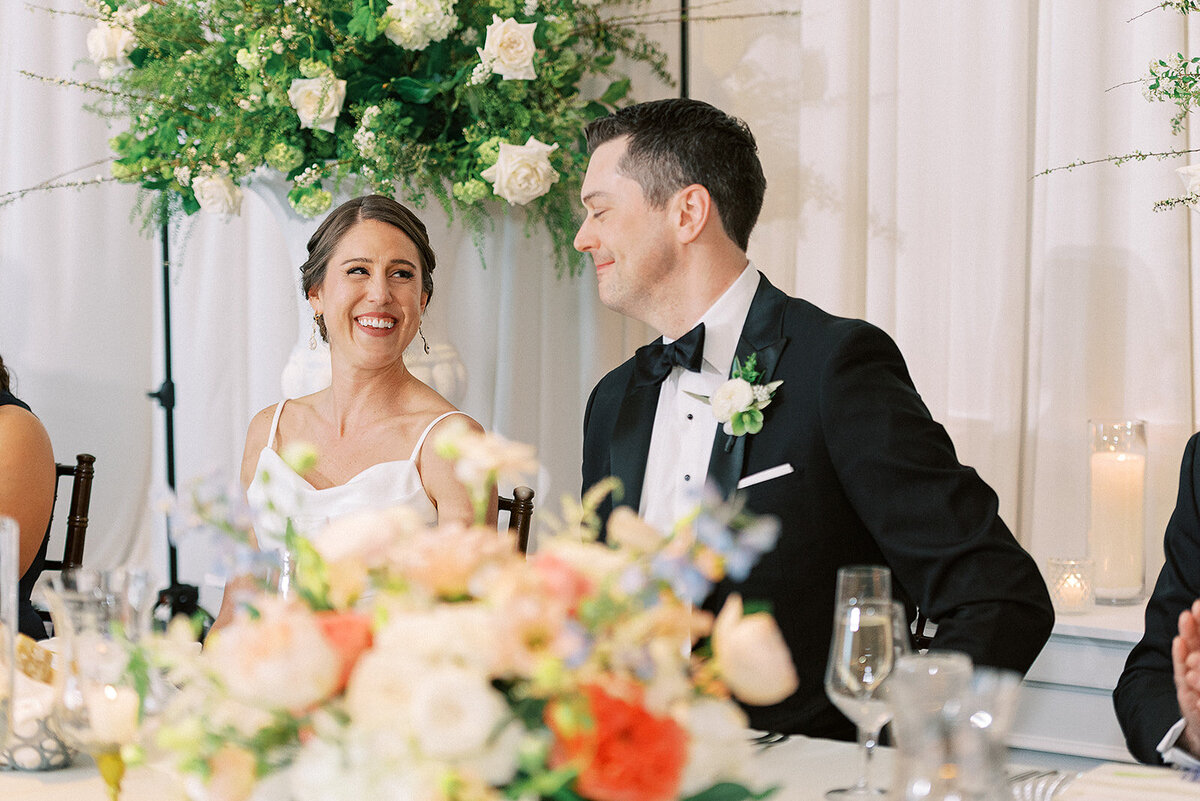 newlyweds-headtable-london-house-hotel-chicago-hbicweddings