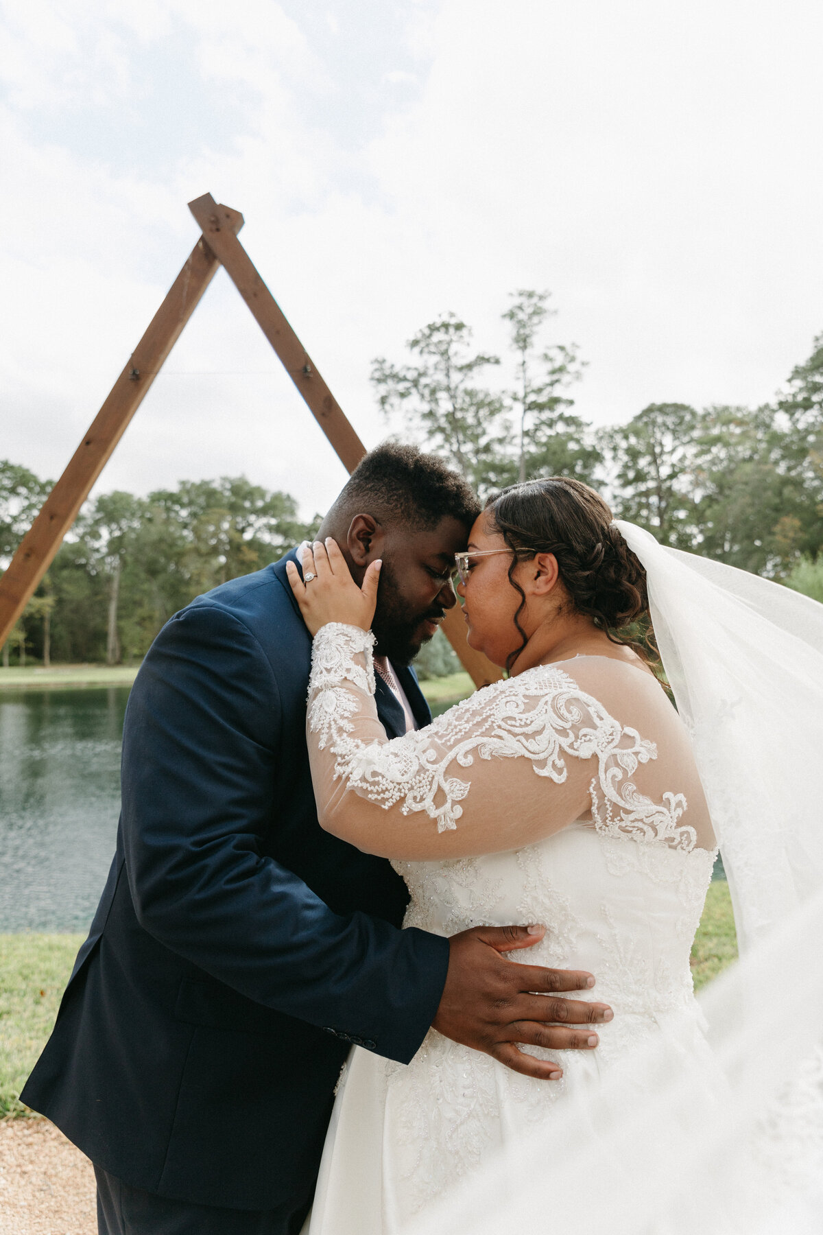 outdoor wedding photos with veil