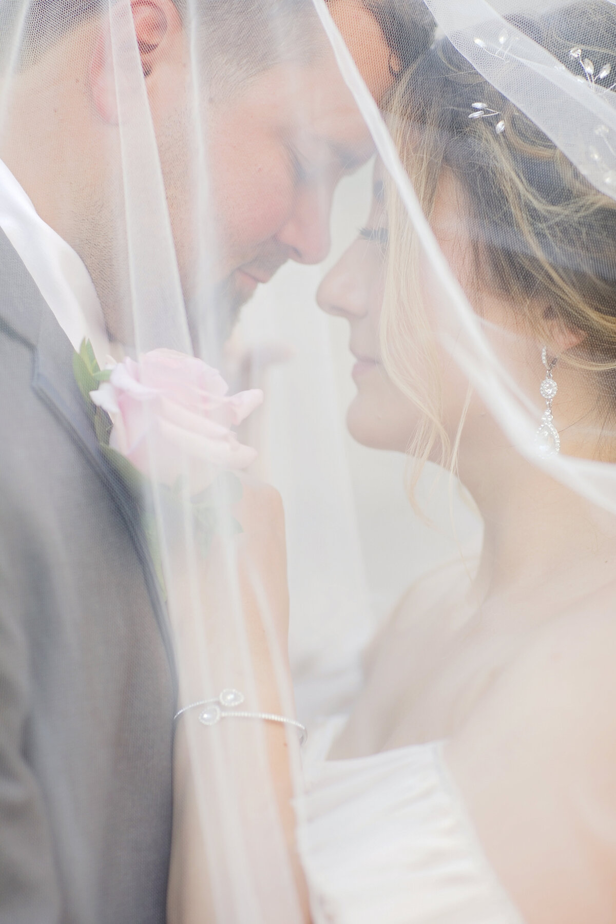 intimate pose-bride and groom-veil shots-robin rogers photography-lost misson