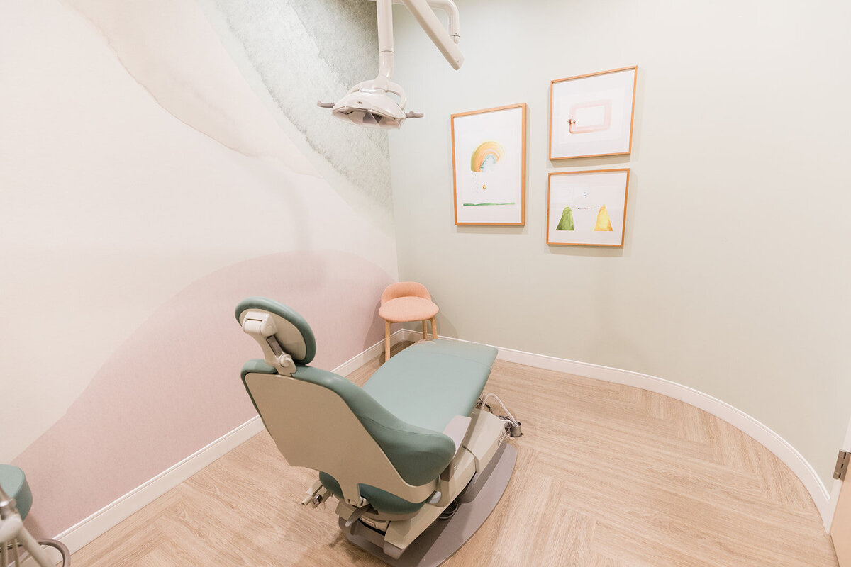 A fabulous exam room in the offices of Dr. Michael Rabinowitz, Andersonville dentist for kids. Lovely modern art on the walls and luxurious seating make your visit to Little Chompers a boutique experience.