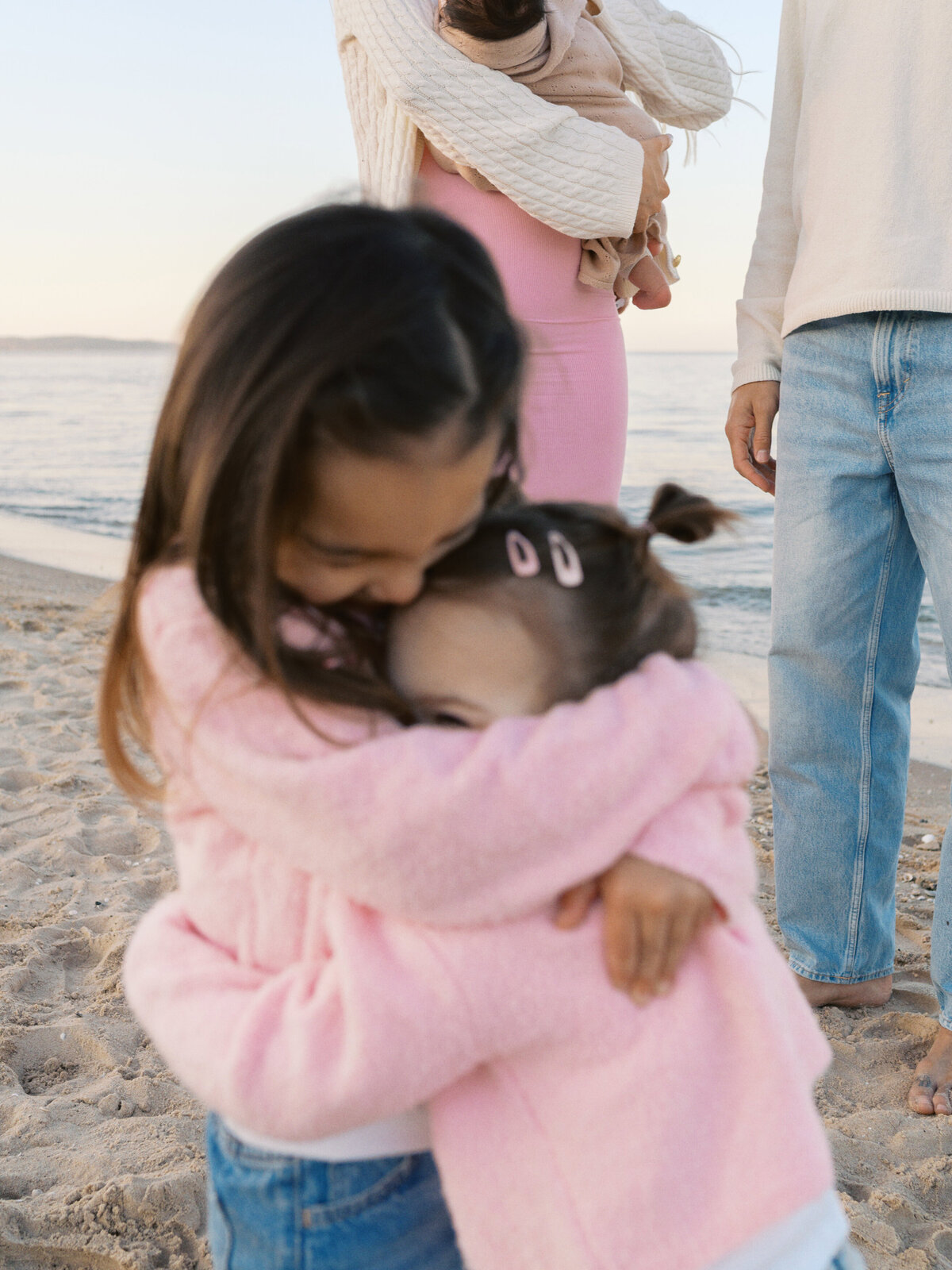 sisters-hugging-at-the-beach