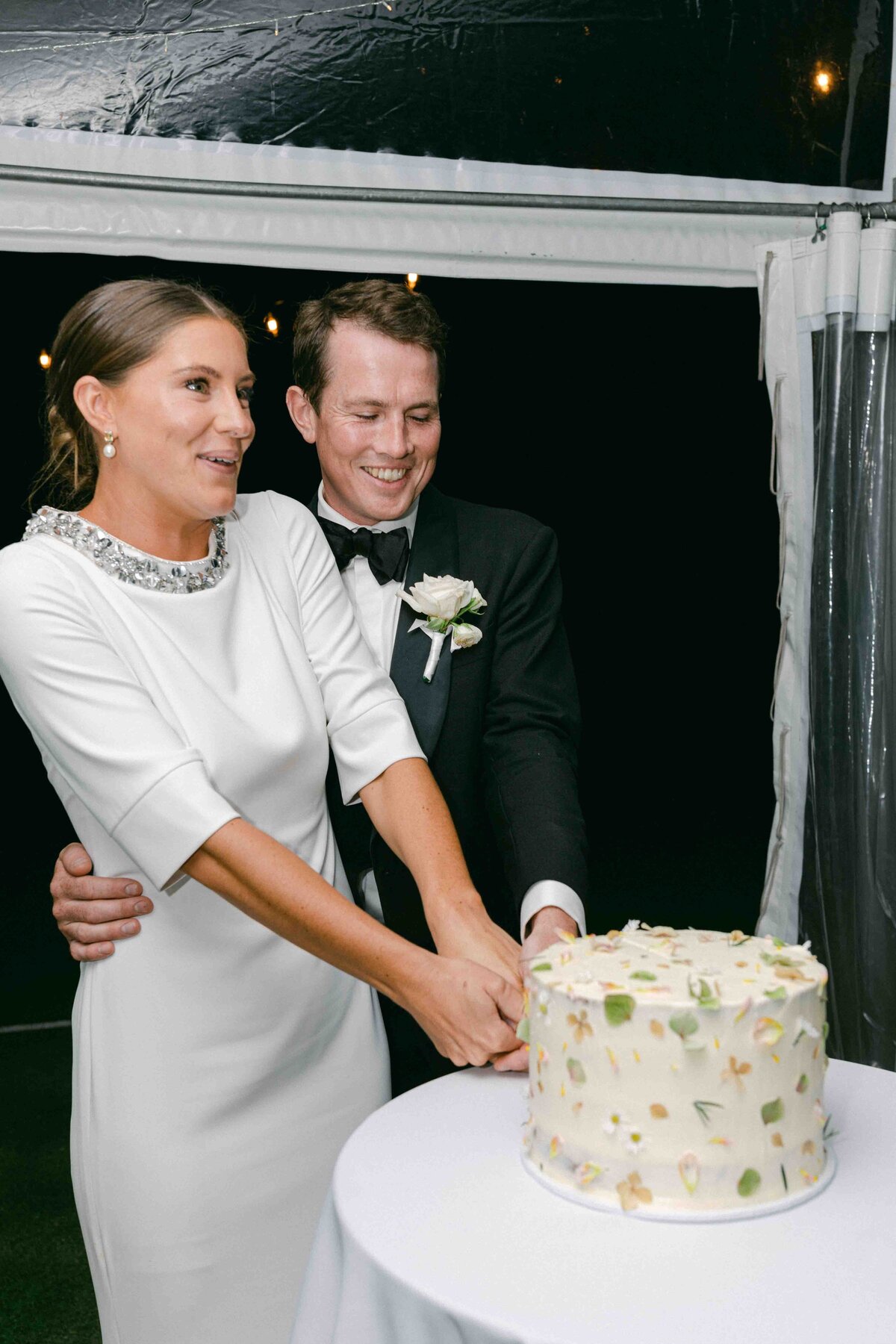 wedding couple slicing the cake