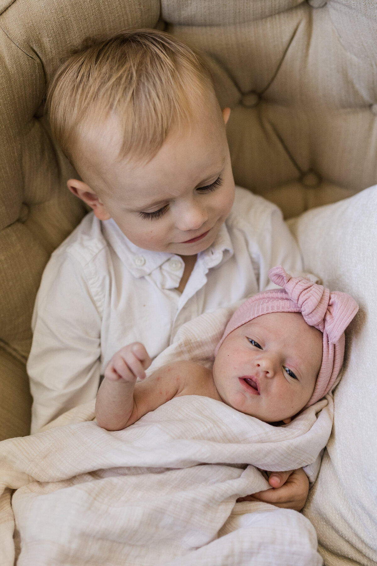 Newborn poses, newborn photo session, newborn lifestyle session, newborn photographer, big sister, family photography, in home family session, big brother with baby, big brother with infant