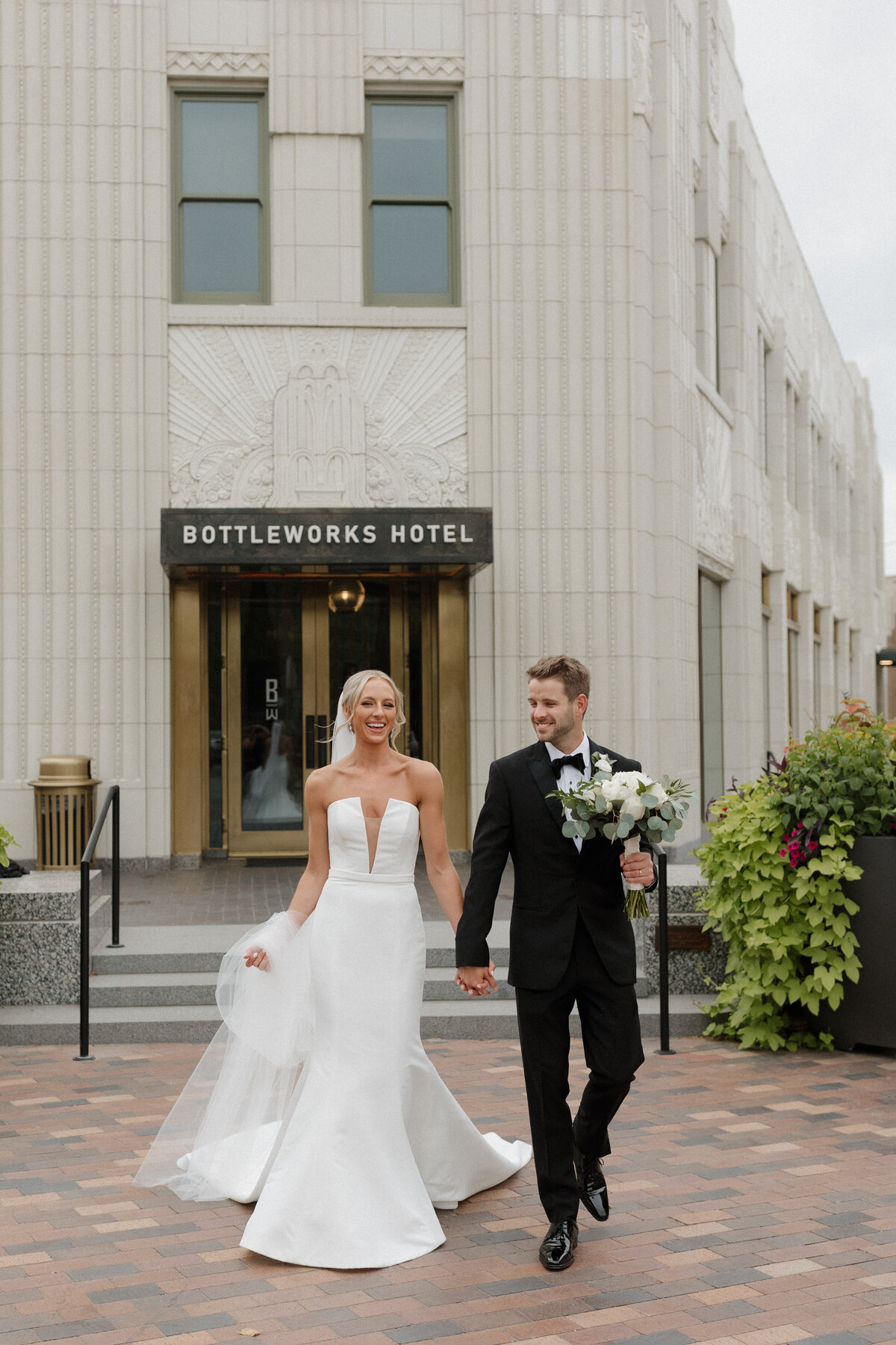 Indianapolis wedding photographer downtown couple portrait