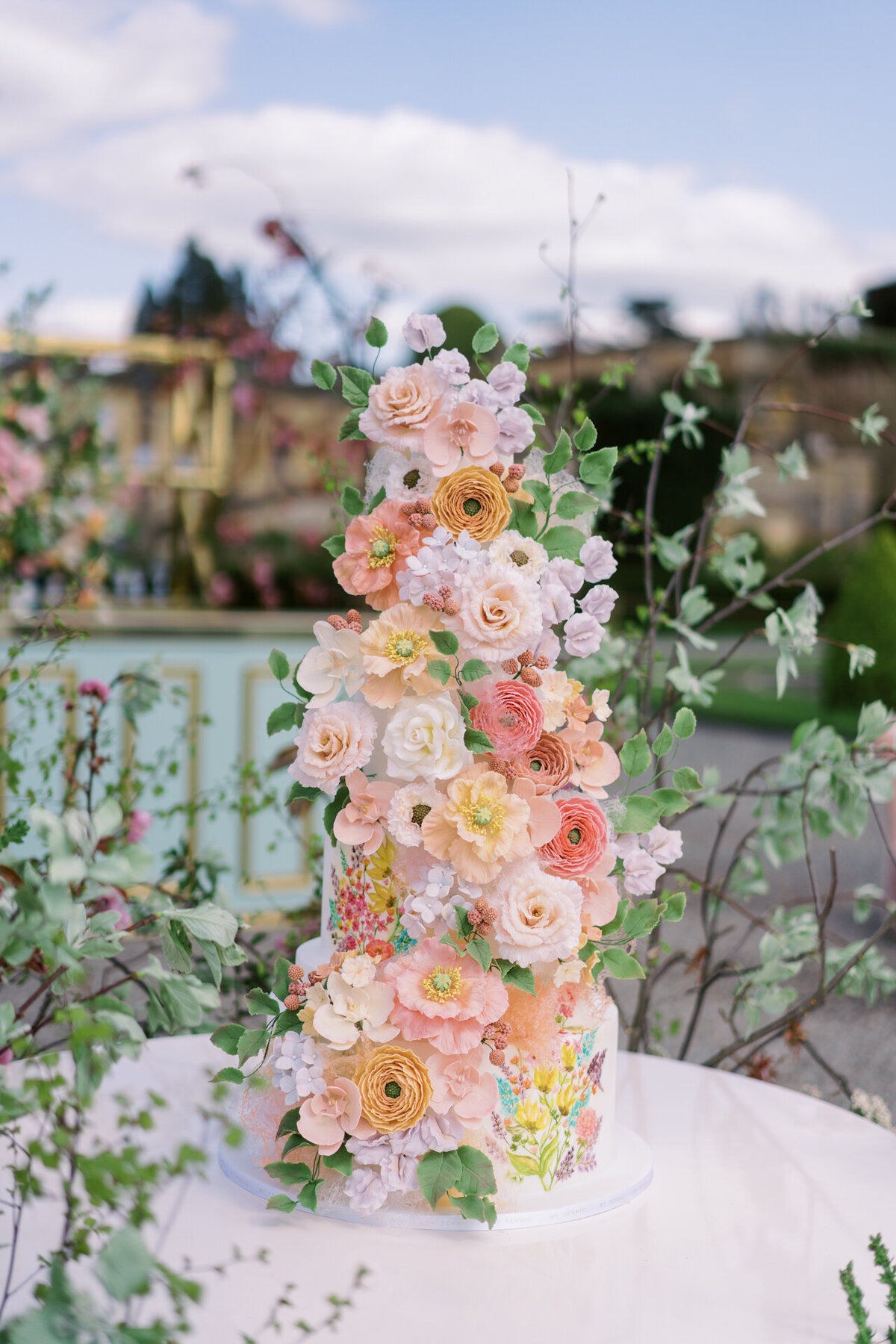 floral wedding cake at blenheim palace