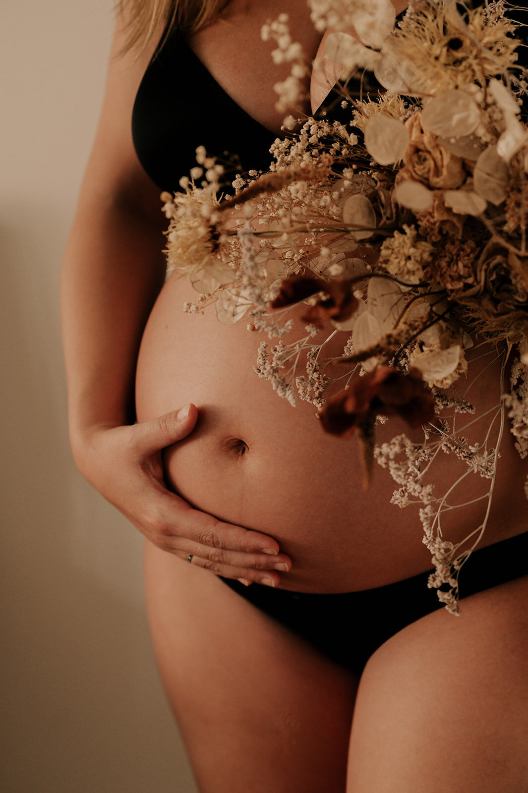 Pregnancy-photoshoot-maternity-amsterdam-photographer-framedbyemily5