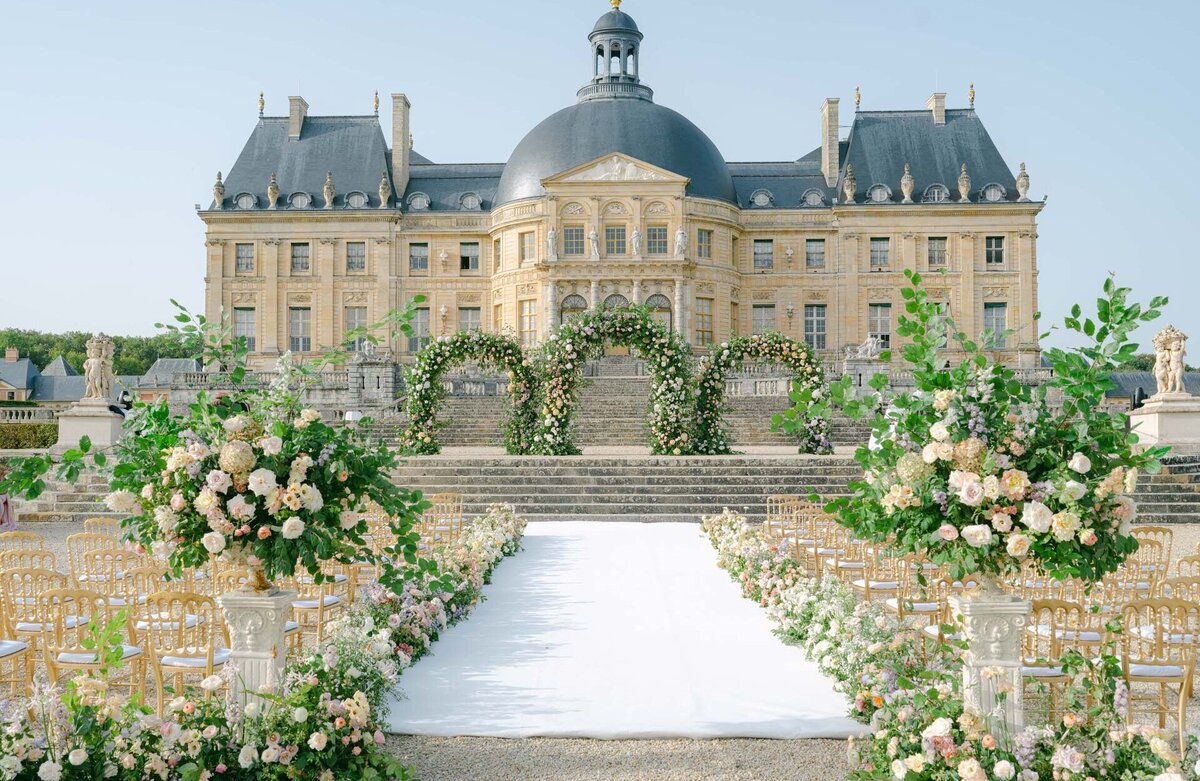 h Fairytale Castle Wedding Paris France Chateau de Vaux-le-Vicomte by @alejandrapoupelevents 3