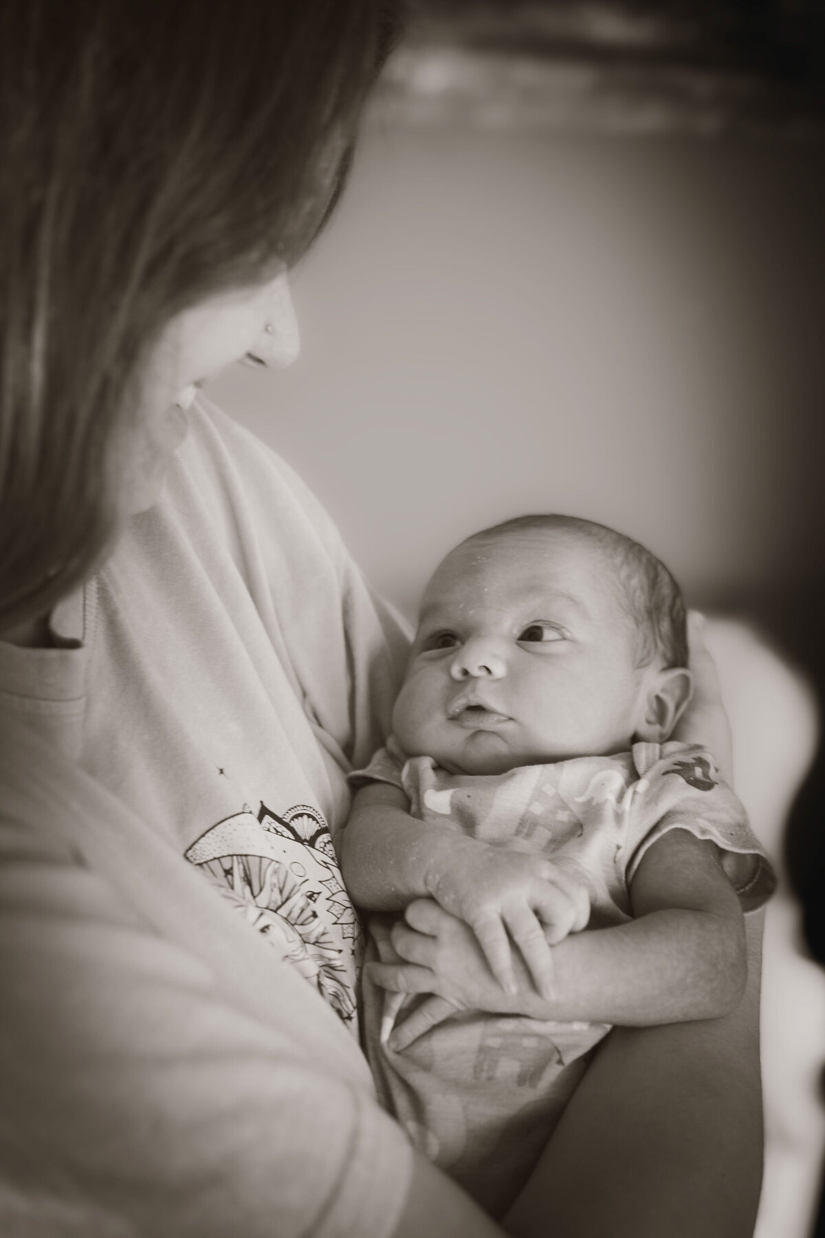 mom and baby snuggling in-hoe newborn session