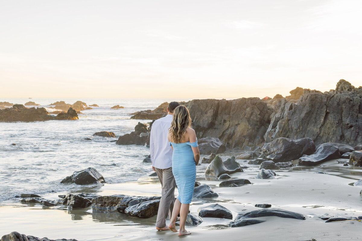 candid walking away maternity photo
