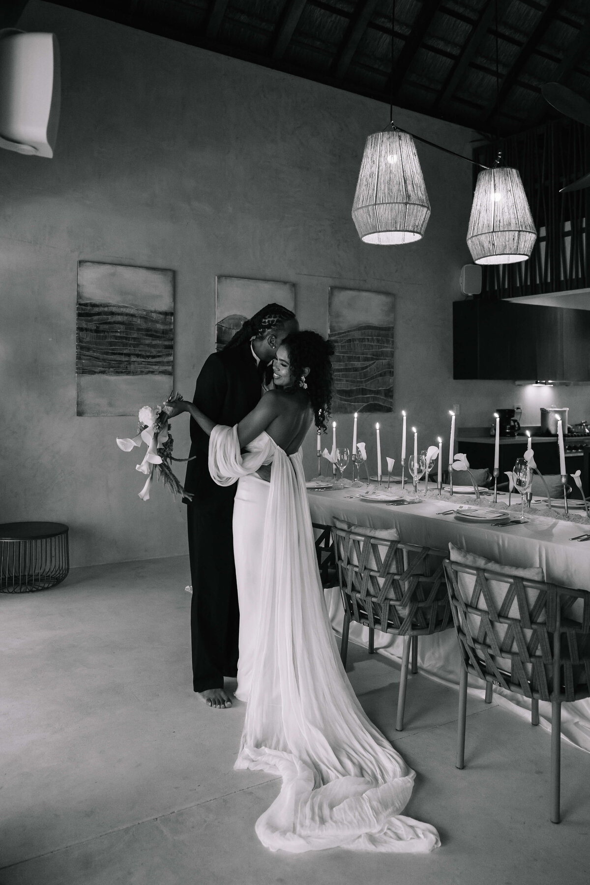 couple-kissing-during-cocktail-hour-nika-helgeson-photography