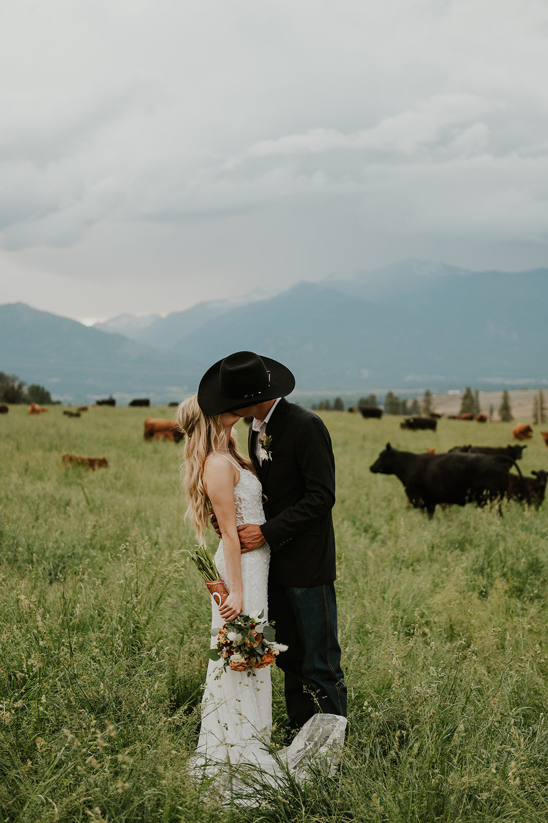 presley-gray-cowboy-luxury-montana-wedding-4243