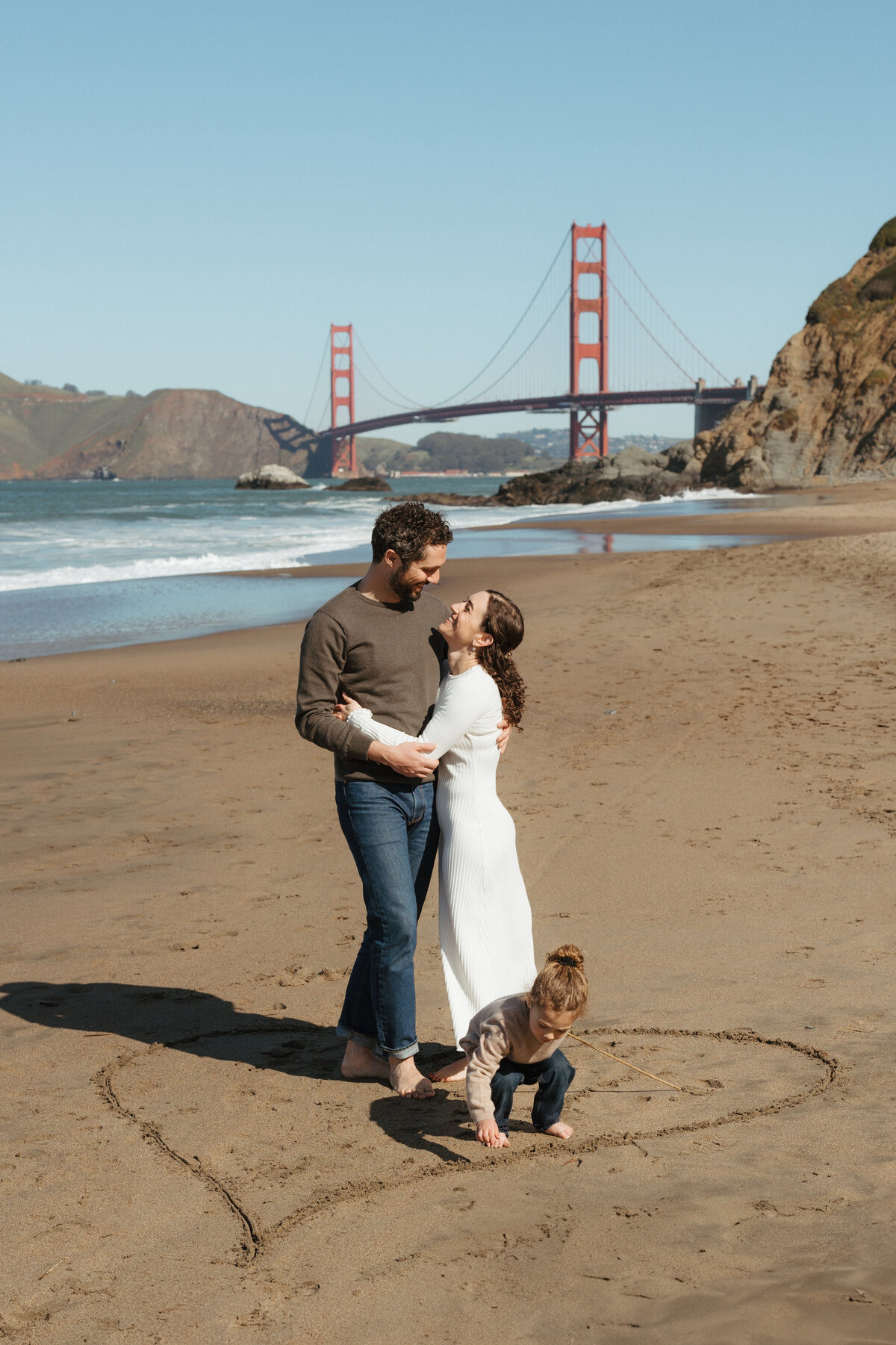 Couple snuggles up with Golden Gate Bridge as backdrop