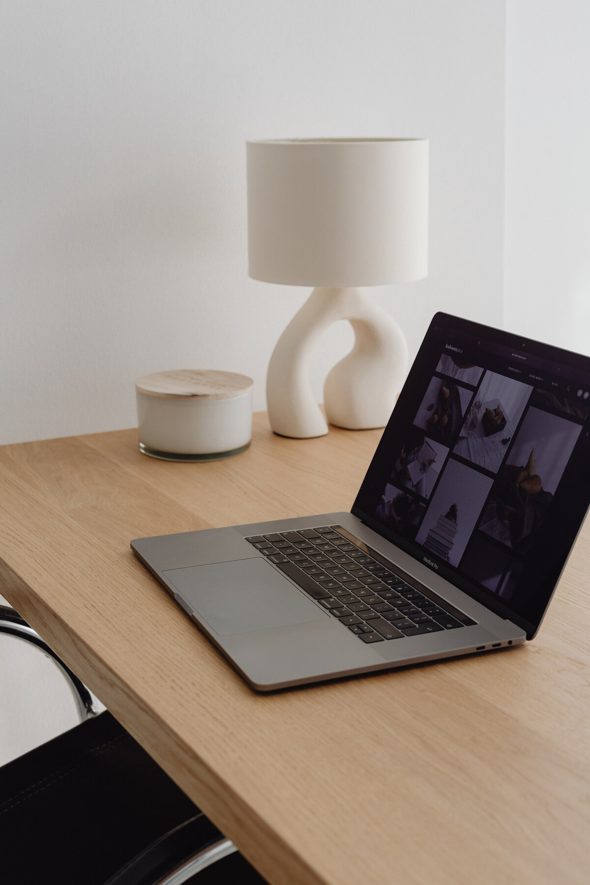 kaboompics_wooden-desk-laptop-home-office-minimalist-warm-minimal-28776