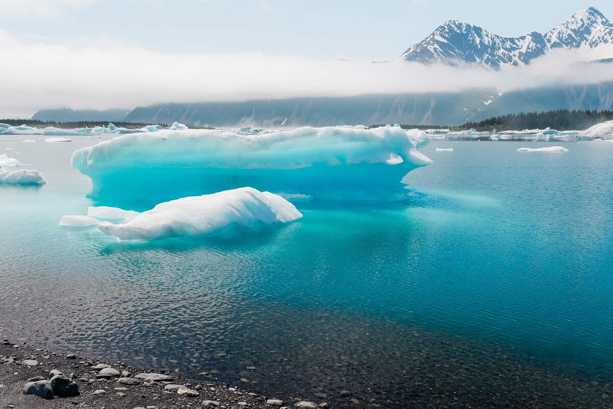 glacier-lake-alaska-elopement-intimate-ceremony