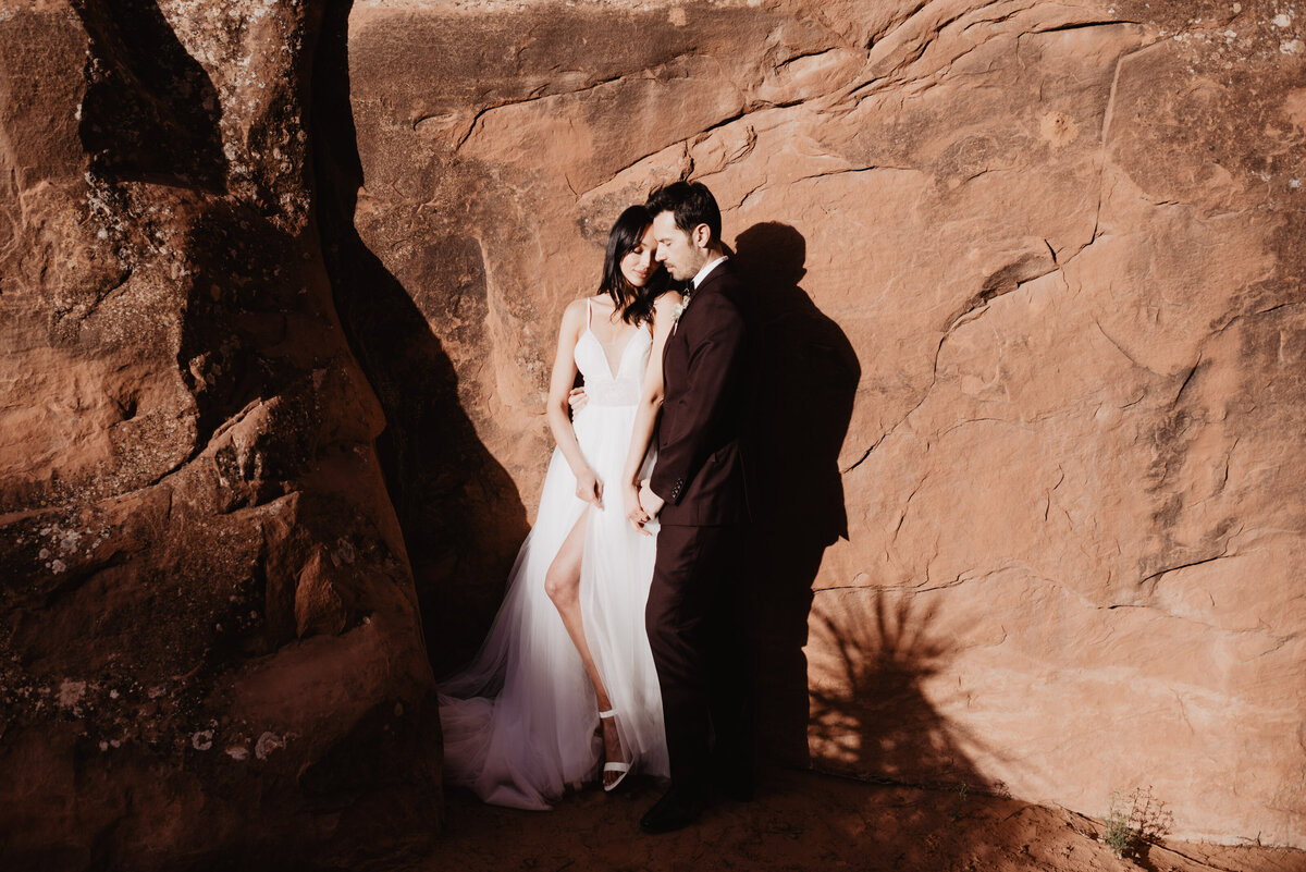 Utah elopement photographer captures couple against red rock