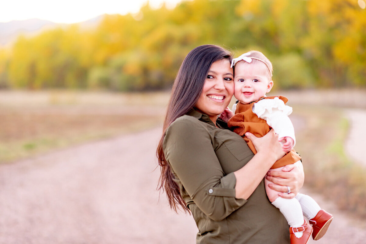 littleton-colorado-family-outdoor-mom-baby-girl