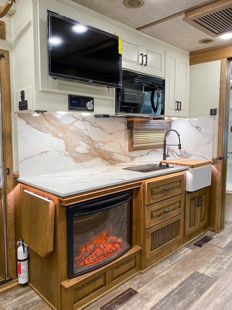 luxury-living-quarter-horse-trailers-trail-boss-conversions-kitchens-14